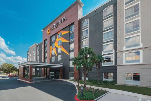 La Quinta Inn & Suites by Wyndham San Antonio Downtown allows 18 year olds to book a room in San Antonio