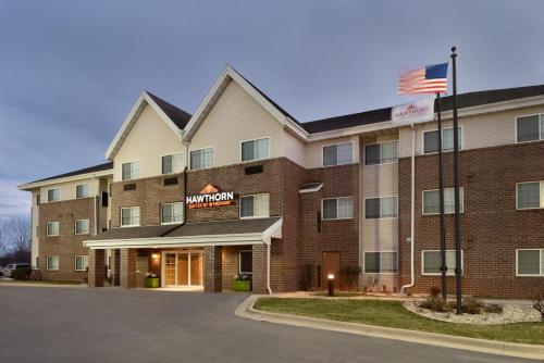 Hawthorn Suites By Wyndham Oak Creek/Milwaukee Airport allows 18 year olds to book a room in Milwaukee