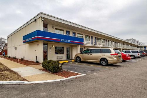 Motel 6-Joliet, IL - I-80 allows 18 year olds to book a room in Joliet