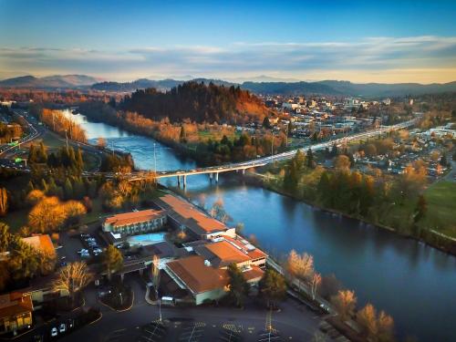 Valley River Inn Eugene/Springfield allows 18 year olds to book a room in Eugene