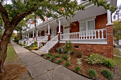 420Waldburg A · Modern Apt with Southern Charm Blocks from Forsyth allows 18 year olds to book a room in Savannah