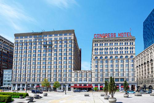 Congress Plaza Hotel Chicago allows 18 year olds to book a room in Chicago