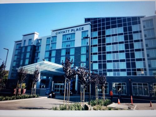 Hyatt Place San Jose Airport allows 18 year olds to book a room in San Jose