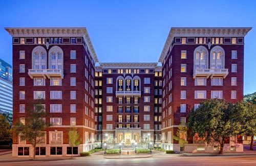 Hampton Inn & Suites Birmingham-Downtown-Tutwiler allows 18 year olds to book a room in Birmingham