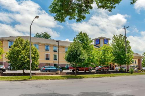 Sleep Inn & Suites Airport Milwaukee allows 18 year olds to book a room in Milwaukee