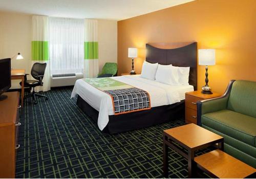 Country Inn & Suites by Radisson, Fayetteville I-95, NC allows 18 year olds to book a room in Fayetteville