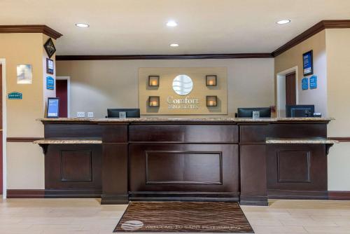 Comfort Inn & Suites Northeast - Gateway allows 18 year olds to book a room in St. Petersburg