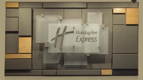 Holiday Inn Express - San Antonio Airport, an IHG Hotel allows 18 year olds to book a room in San Antonio