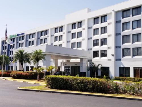 Holiday Inn Express Hotel & Suites Miami - Hialeah, an IHG Hotel allows 18 year olds to book a room in Hialeah