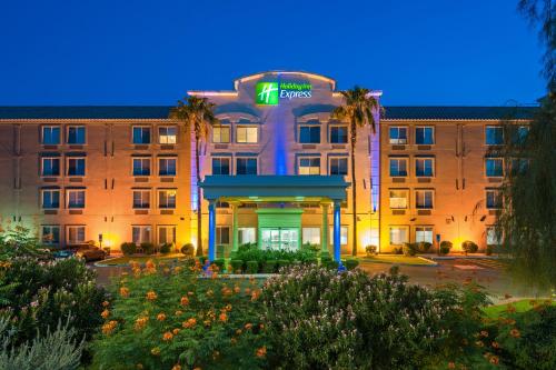 Holiday Inn Express Peoria North - Glendale, an IHG Hotel allows 18 year olds to book a room in Peoria