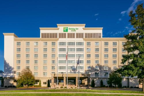 Holiday Inn Hotel & Suites Overland Park-West, an IHG Hotel allows 18 year olds to book a room in Overland Park