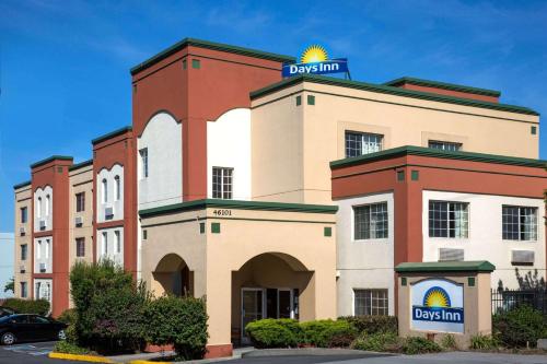 Days Inn by Wyndham Fremont allows 18 year olds to book a room in Fremont