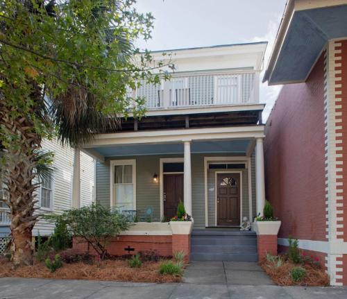 Huge 5 bed, 5 bath in Historic Downtown Savannah allows 18 year olds to book a room in Savannah