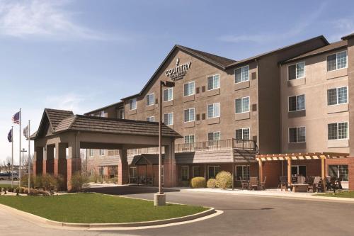 Country Inn & Suites by Radisson, Indianapolis Airport South, IN allows 18 year olds to book a room in Indianapolis