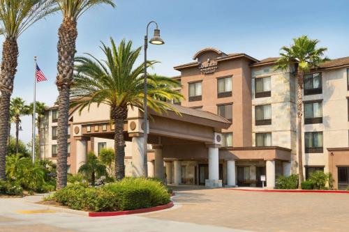 Country Inn & Suites by Radisson, Ontario at Ontario Mills, CA allows 18 year olds to book a room in Ontario