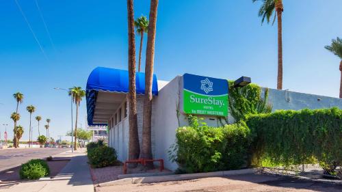 SureStay Hotel by Best Western Phoenix Airport allows 18 year olds to book a room in Phoenix