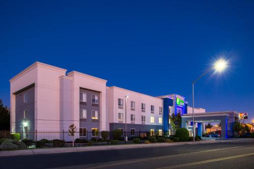 Holiday Inn Express Stockton Southeast, an IHG Hotel allows 18 year olds to book a room in Stockton