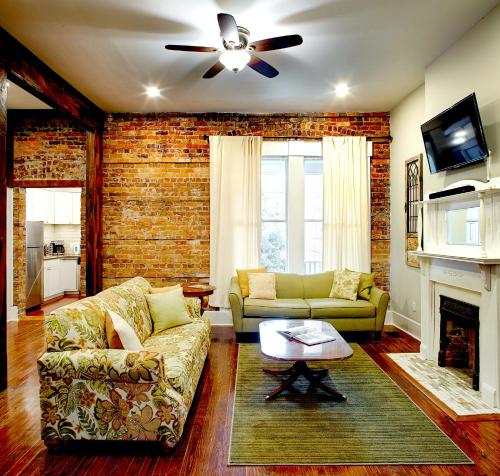 Newly Renovated Historic Savannah Townhome! allows 18 year olds to book a room in Savannah