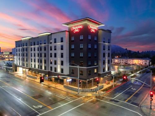 Hampton Inn Riverside Downtown allows 18 year olds to book a room in Riverside