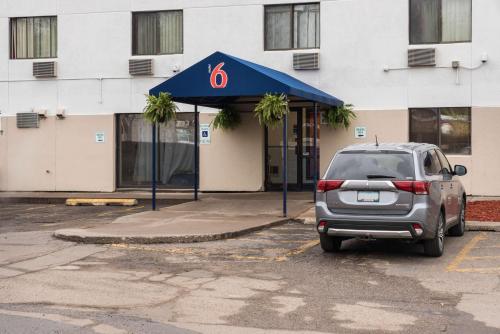 Motel 6-Saint Paul, MN - I-94 allows 18 year olds to book a room in Saint Paul