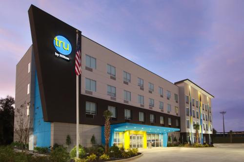 Tru By Hilton Mobile allows 18 year olds to book a room in Mobile