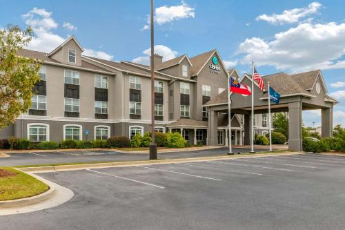 Clarion Pointe Columbus-Bradley Park allows 18 year olds to book a room in Columbus 