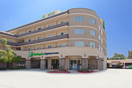 Holiday Inn Express Hotel & Suites Pasadena-Colorado Boulevard, an IHG Hotel allows 18 year olds to book a room in Pasadena