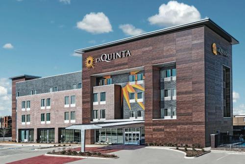 La Quinta by Wyndham Dallas Grand Prairie North allows 18 year olds to book a room in Grand Prairie