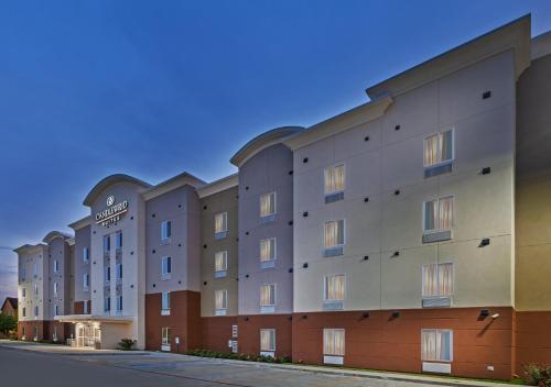 Candlewood Suites - Houston - Pasadena, an IHG Hotel allows 18 year olds to book a room in Pasadena