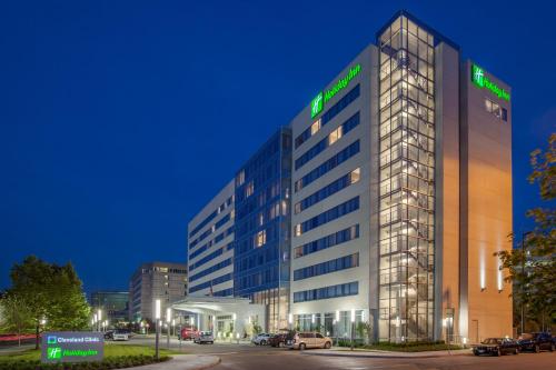 Holiday Inn Cleveland Clinic, an IHG Hotel allows 18 year olds to book a room in Cleveland