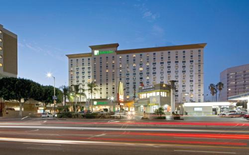 Holiday Inn Los Angeles - LAX Airport, an IHG Hotel allows 18 year olds to book a room in Los Angeles