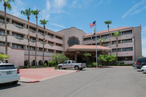 GreenTree Hotel Phoenix West allows 18 year olds to book a room in Phoenix