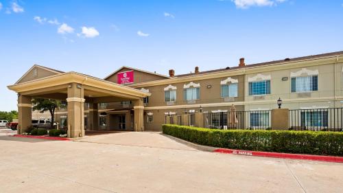 SureStay Plus Hotel by Best Western Mesquite allows 18 year olds to book a room in Mesquite