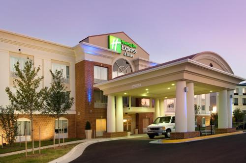 Holiday Inn Express & Suites Alexandria - Fort Belvoir, an IHG Hotel allows 18 year olds to book a room in Alexandria