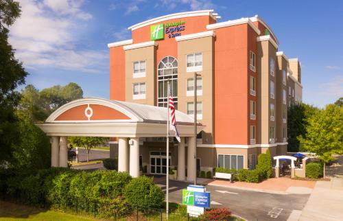 Holiday Inn Express Hotel & Suites Chattanooga Downtown, an IHG Hotel allows 18 year olds to book a room in Chattanooga