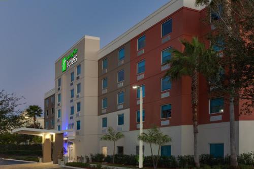 Holiday Inn Express Hotel & Suites Fort Lauderdale Airport/Cruise Port, an IHG Hotel allows 18 year olds to book a room in Fort Lauderdale