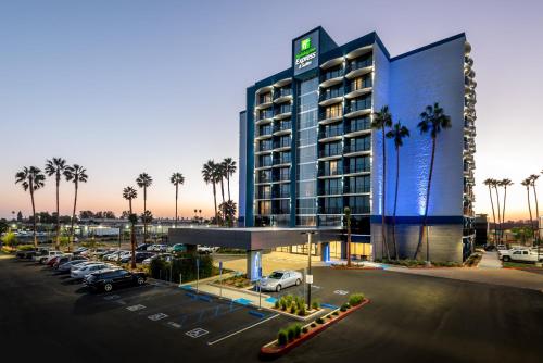 Holiday Inn Express & Suites Santa Ana - Orange County, an IHG Hotel allows 18 year olds to book a room in Santa Ana