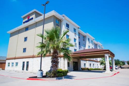 Candlewood Suites - Grand Prairie - Arlington, an IHG Hotel allows 18 year olds to book a room in Grand Prairie