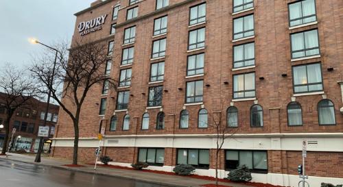 Drury Plaza Hotel St. Paul Downtown allows 18 year olds to book a room in Saint Paul