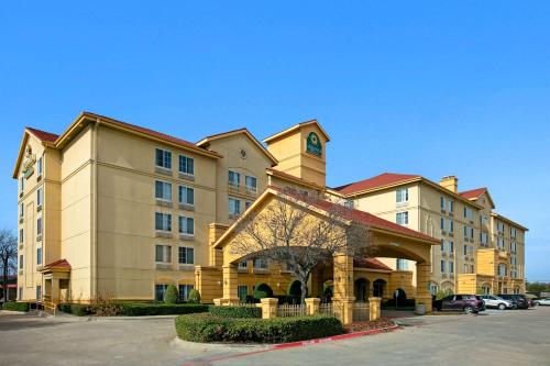 La Quinta by Wyndham DFW Airport South / Irving allows 18 year olds to book a room in Irving