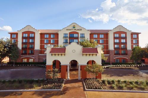 Hyatt Place Fort Worth Stockyard allows 18 year olds to book a room in Fort Worth