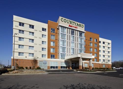 Courtyard by Marriott Knoxville West/Bearden allows 18 year olds to book a room in Knoxville