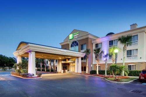 Holiday Inn Express & Suites Jacksonville South - I-295, an IHG Hotel allows 18 year olds to book a room in Jacksonville