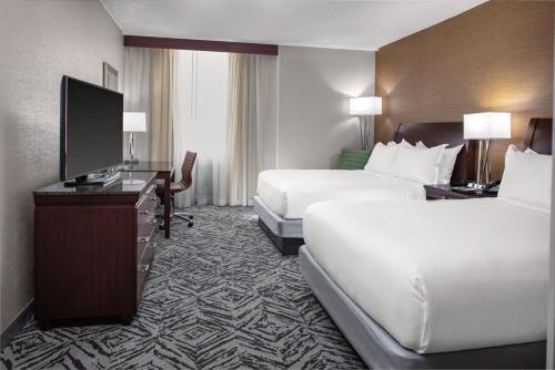 DoubleTree by Hilton Hotel & Executive Meeting Center Omaha-Downtown allows 18 year olds to book a room in Omaha