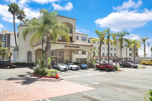 Hampton Inn & Suites Santa Ana/Orange County Airport allows 18 year olds to book a room in Santa Ana