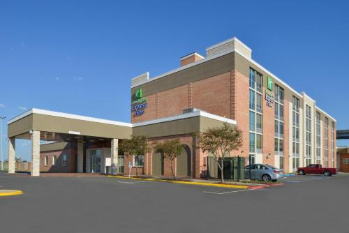 Holiday Inn Express & Suites - Shreveport - Downtown, an IHG Hotel allows 18 year olds to book a room in Shreveport