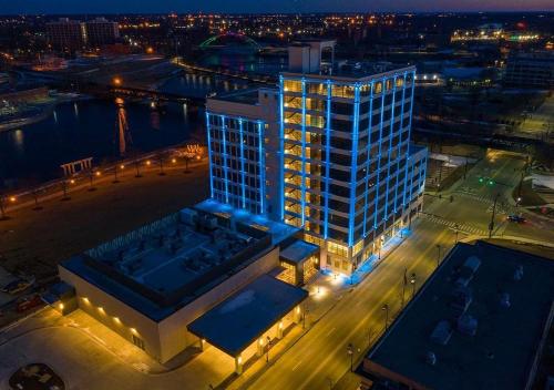 Embassy Suites By Hilton Rockford Riverfront allows 18 year olds to book a room in Rockford