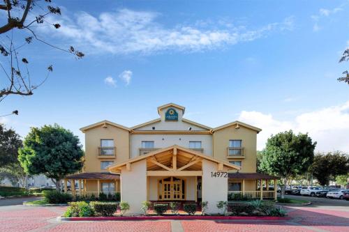 La Quinta by Wyndham Irvine Spectrum allows 18 year olds to book a room in Irvine 