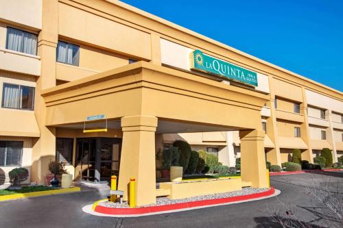 La Quinta by Wyndham Albuquerque Journal Ctr NW allows 18 year olds to book a room in Albuquerque