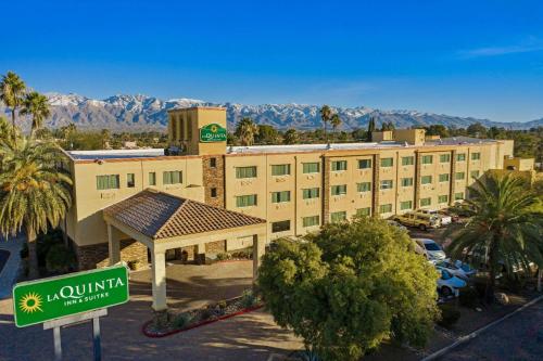 La Quinta by Wyndham Tucson - Reid Park allows 18 year olds to book a room in Tucson